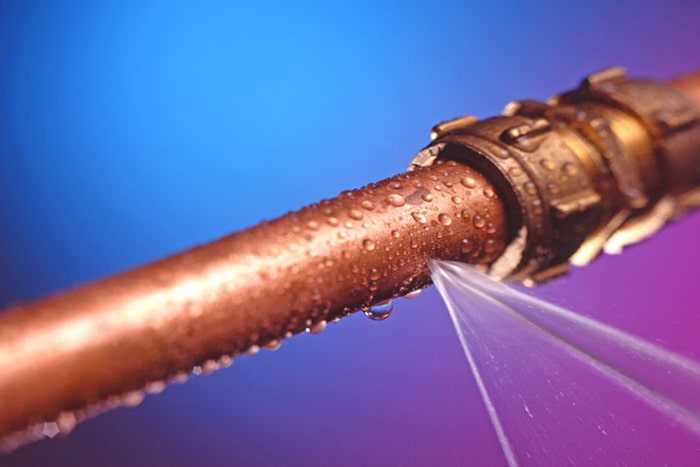 تعمیر لوله آب شکسته و یا لوله ای که چکه می کند.